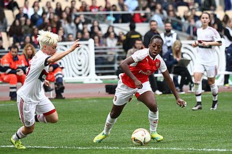 31/03: Danielle Carter controla un baló en un partit de l'Arsenal contra el Bayern Munic.