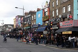 Gatubild från Camden med stadsdelens typiska butiksskyltning.