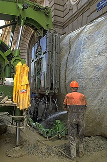 Engin de forage utilisé lors du terrassement de la station République en juillet 1997.