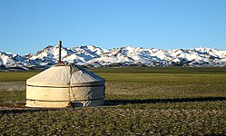 Gher (tenda tradizionale mongola) nel deserto del Gobi sullo sfondo dei monti Gurvan Saikhan