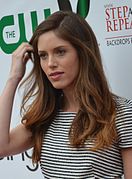 Kayla Ewell interprète Maureen Sampson.