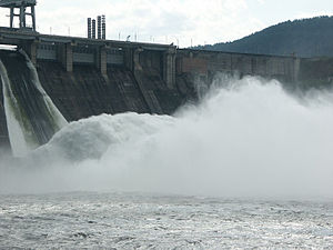 Staumauer des Wasserkraftwerks Krasnojarsk