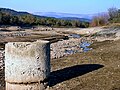 Le vallon des Vaux asséché, et les regards d'accès à la galerie romaine.