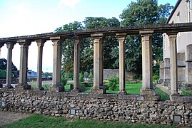 Vestiges du cloître du XVIe siècle.