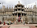 Fedeli che escono dal tempio di Ranakpur