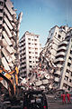 臺中縣大里市「金巴黎」社區大樓倒塌現場，韓國搜救隊正進行救援之畫面