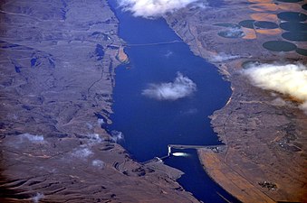 Luftaufnahme vom Lake Wanapum mit Staudamm und Vantage Bridge (Blick nach Norden, 2013)