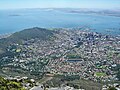 Ciudá del cabu, Signal Hill, Badea de la Mesa y Robben Island vistes dende la estación de cable cimeru del teleféricu del Monte de la Mesa.