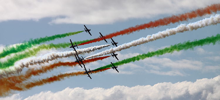 Frecce Tricolori рисуют трёхцветным дымом флаг Италии