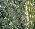 東京の西部、福生市（ふっさ）で1940年ころから建設された横田飛行場は戦後はアメリカ空軍基地や自衛隊基地として使われ、周囲にはアメリカ兵向けの店などが並ぶ。