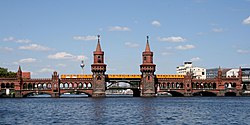 Oberbaumbrücke mit U-Bahn.jpg