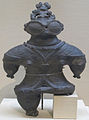 Dogū aux yeux exorbités. Terre cuite noire, H. 34,3 cm. Jōmon final. Kamegaoka, Préfecture d'Aomori. Musée national de Tokyo[1].