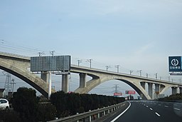 Viadukt vysokorychlostní tratě nad dálnicí G60