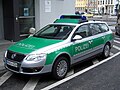 Streifenwagen VW Passat in alter grün-silberner Farbgebung (Frontansicht)