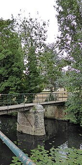 « On la traversait une première fois [la Vivonne], dix minutes après avoir quitté la maison, sur une passerelle dite le Pont-Vieux ».