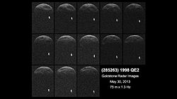 ゴールドストーン深宇宙通信施設が1.3Hzの電波領域で撮影した (285263) 1998 QE2。(285263) 1998 QE2 の表面の様子が分かる。右下の明るい点は衛星と推定されている S/2013 (285263) 1 。