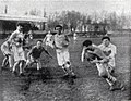 Le TOEC bat le CA Périgueux en mars 1923 (ici une percée de Mailhe avec un bérêt, sur une échappée de Dumartin, pour l'essai victorieux à la dernière minute du match au parc des sports).