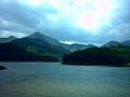 Lago ĉe la monto Munnar en la Okcidentaj Ghatoj