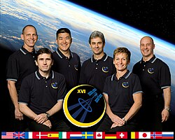 Retkikunta 16:n miehistön kuva Retkikunnan 16 virallinen valokuva. (vasemmalta oikealle) Anderson, Malentšenko, Tani, Eyharts, Whitson, Reisman