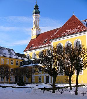 Großer Innenhof der Zisterzienserinnen-Abtei Seligenthal