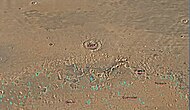 位于阿拉伯台地北面的伊斯墨诺斯湖区地图，火星上一处大明亮区，环绕山丘的冰川中含有大量的水冰。