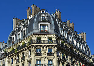 Immeuble haussmannien tardif au no 72.