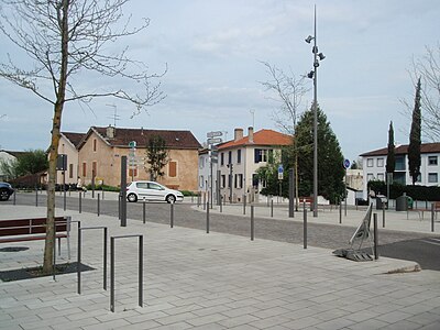 La place Saint-Louis réaménagée (entrée Ouest), près du pont Saint-Louis.