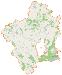 Mapa konturowa powiatu suwalskiego, blisko centrum na prawo znajduje się punkt z opisem „Jeleniewo”