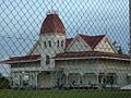 O Palácio Real de Tonga através da vedação.