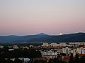 Pohľad na nočný Vihorlat (v strede) z mesta Humenné, krátko po východe mesiaca