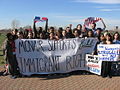 Estudiantes de McNair Academic High School manifestando en el Parque de la Libertad