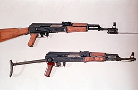 Chinesisches Klappbajonett (ausgeklappt) und Typ 56 (Sturmgewehr)