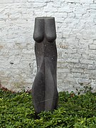 Escultura: Mujer con una vulva estilizada, Paul Baeteman, 2005.