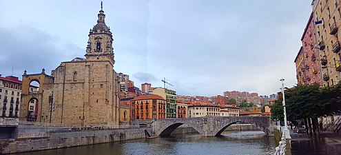 San Antongo eliza eta zubia Martzana kaiatik ikusita.