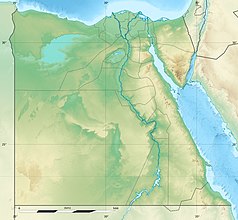 Mapa konturowa Egiptu, na dole nieco na prawo znajduje się owalna plamka nieco zaostrzona i wystająca na lewo w swoim dolnym rogu z opisem „Wysoka Tama / السد العالي”