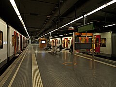 L'andana central de l'estació de la línia Llobregat-Anoia