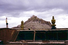 El dzong visto desde el tejado del kumbum (1993)