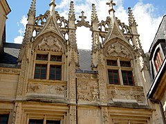 Lucernari a motivi di gotico fiammeggiante e pinnacoli con racemi (Hôtel de Bourgtheroulde, Rouen, 1501-1532).