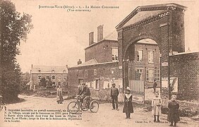 Le portail de la mairie vers 1910.