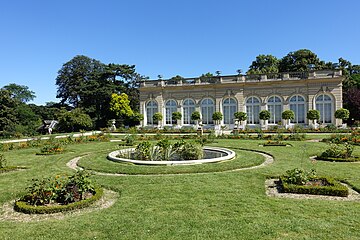 同庭園内のオランジュリー（温室館）