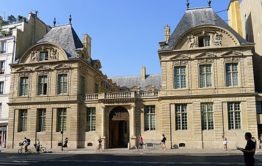 Façade facing the rue Saint-Antoine