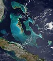 Fotografia satellitare dell'arcipelago delle isole Bahamas. Si tratta in realtà di un complesso di piattaforme carbonatiche visibili come altifondi marini a profondità notevolmente più bassa rispetto alle aree oceaniche circostanti (più chiare nell'immagine fotografica), di cui le isole vere e proprie costituiscono solo la parte emersa. La piattaforma più estesa è il Great Bahama Bank, che supporta l'isola di Andros, la più grande dell'arcipelago. Questa piattaforma è attraversata da una lingua di acqua profonda (fondale oceanico).