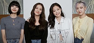 Black Pink na 33. ročníku Golden Disc Awards 5. ledna 2019 Zleva: Lisa, Jisso Zprava:Jennie,Rosé