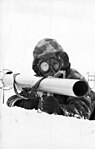 Skytt i gasmask och kamouflageuniform med Panzerschreck 43 (1944).