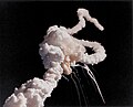 El plomall de fum del transbordador espacial Challenger després de la ruptura en ple vol que matà els set tripulants de la missió STS-51-L.