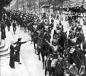 French heavy cavalry on the way to battle, París, agosto 1914.