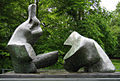 Henry Moore, Ležeća figura u dva dijela br. 5, 1963.-64., bronca, Kenwood House, London.