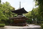 Pagode en bois à un étage avec une assise carrée, un sommet arrondi et un toit en forme de pyramide.