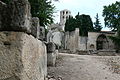 Die Nekropole Les Alyscamps mit der Kirche St. Honorat