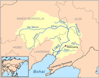 遼河の流域と支川は、比較的単純である。地図に示されたおもな支川は、渾河、太子河、東遼河、新開河（中国語版）、西遼河、シラムレン川、老哈河である。シラムレン川と老哈河は、西遼河の支川としてこの地図に描かれている。